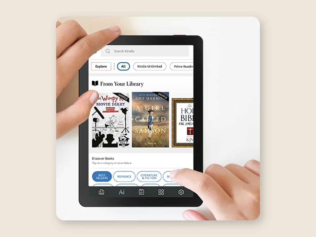 Bigme B6 Color Lite dipegang, layar menampilkan aplikasi Kindle