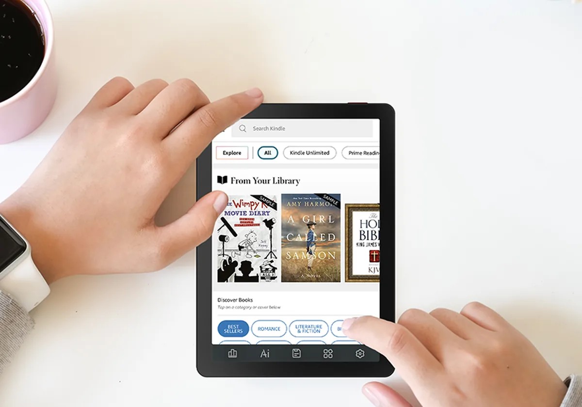 Tangan memegang Bigme B6 Color Lite yang membuka aplikasi Kindle