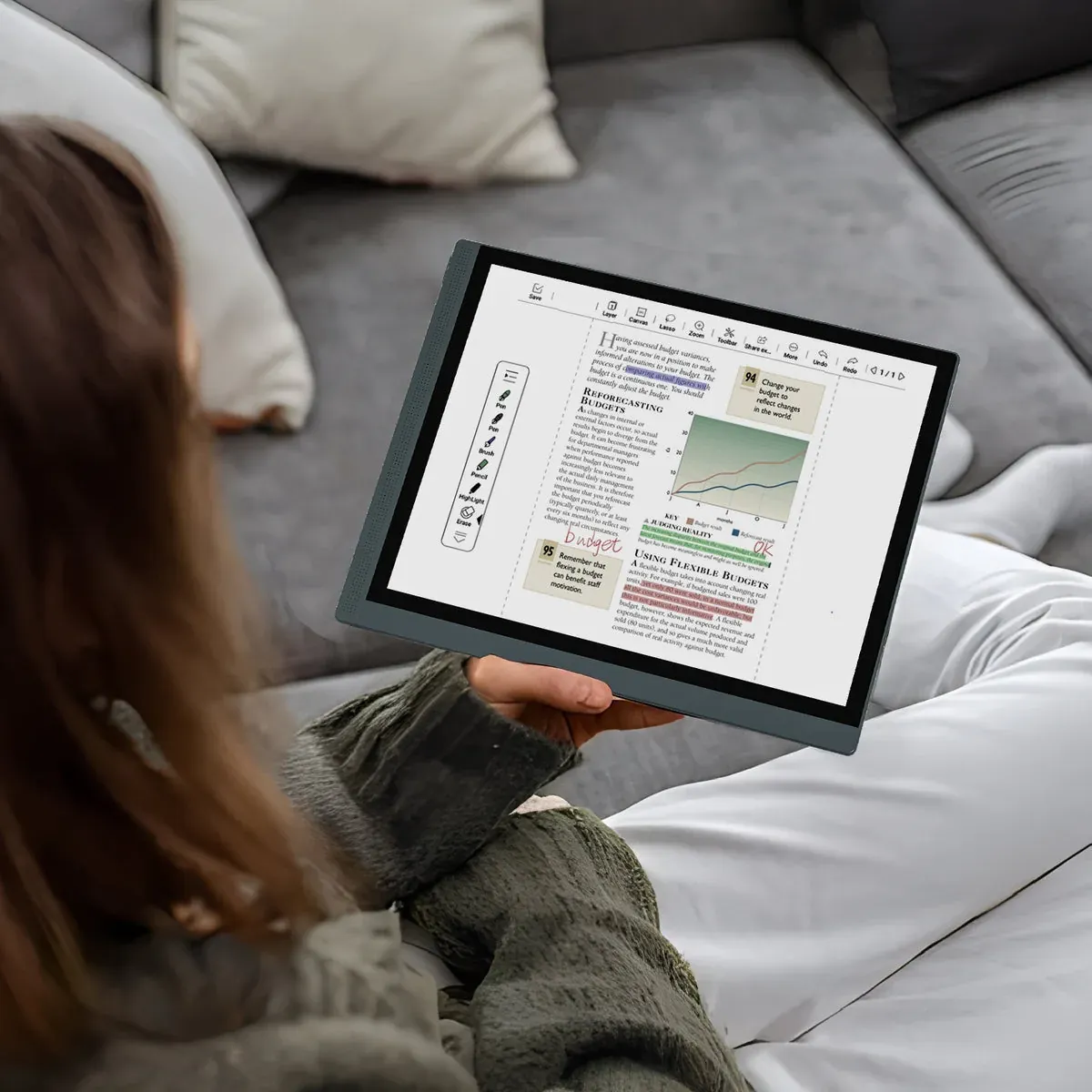 Tablet E Ink 10,3 inci dipakai di sofa