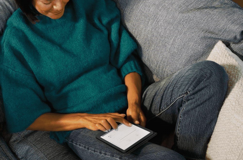 Pembaca memakai Kindle 2026 di sofa