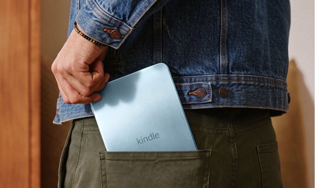 Kindle biru muda dimasukkan ke saku celana