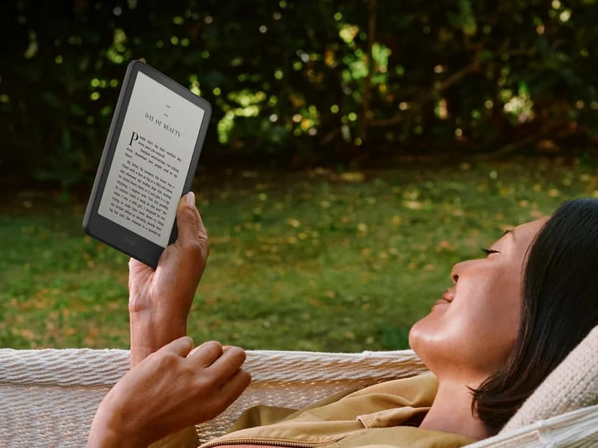 Kindle Paperwhite 2026 dipakai membaca di hammock