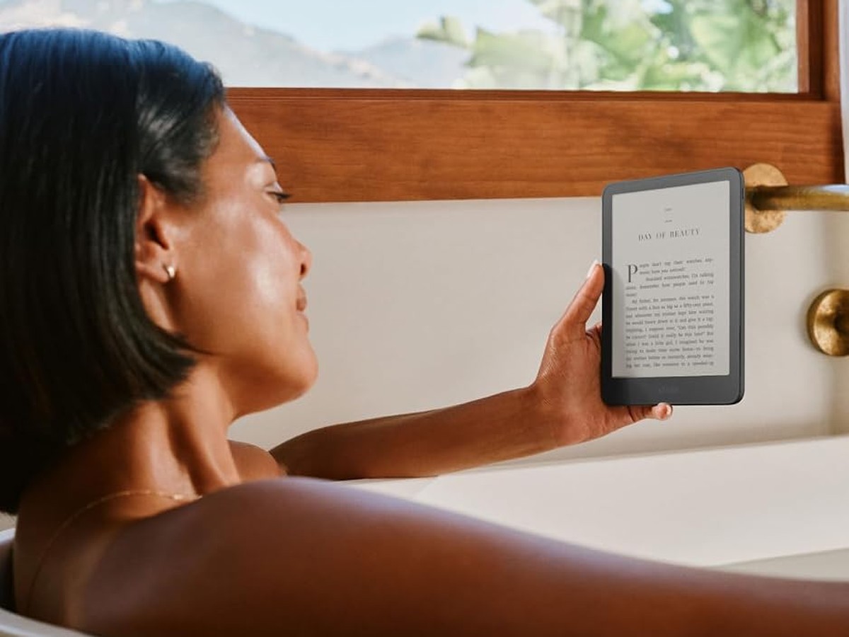 Kindle Paperwhite dipakai membaca di bak mandi