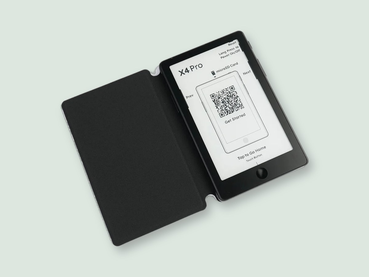 Xteink X4 Pro di dalam case magnet hitam yang terbuka