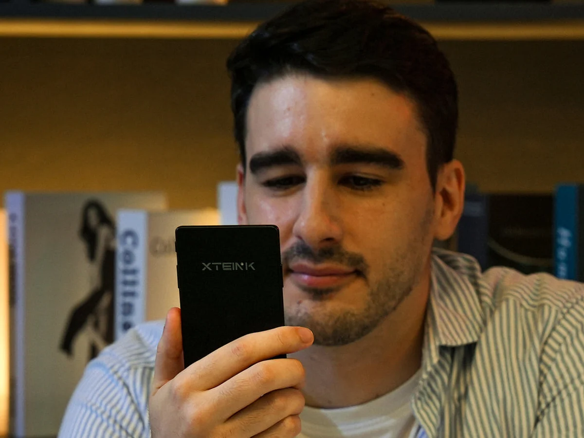 Xteink X4 Pro di tangan